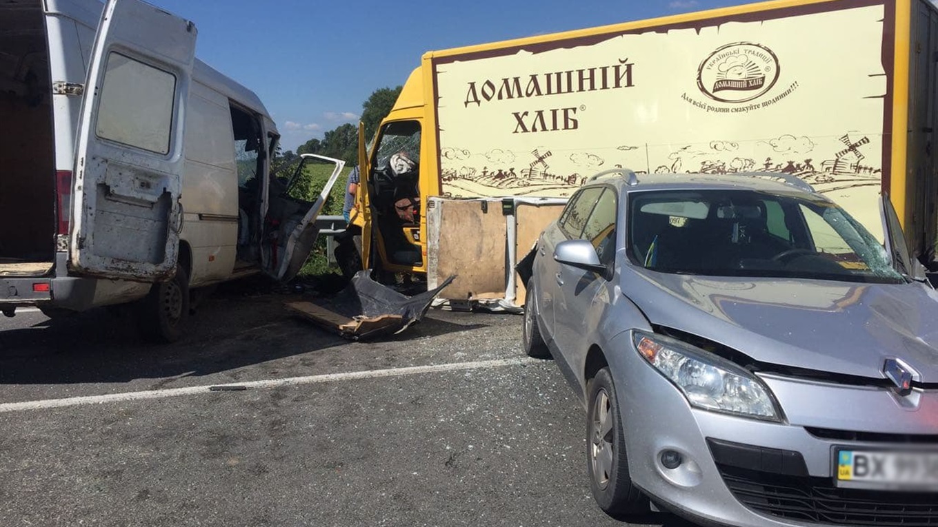 Поблизу Старокостянтинова аварія за участю 4 автомобілів. Є загиблий
