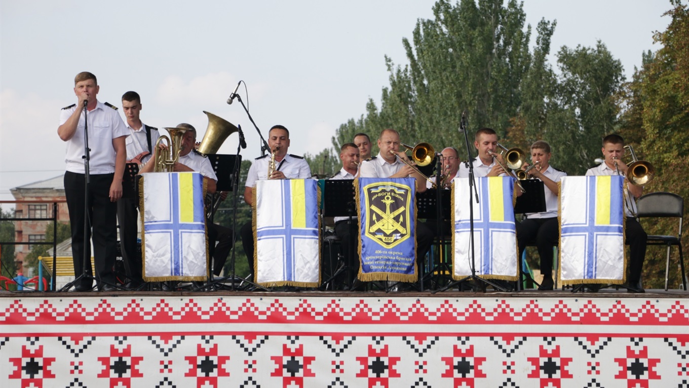 В Попасній до Дня Незалежності виступив військовий оркестр: фото з виступу