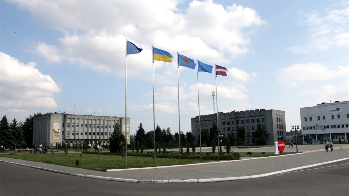 В Попасній на головній площі міста встановили великі прапори 