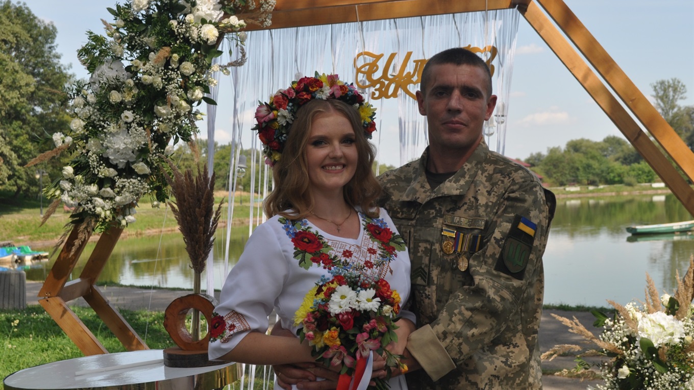 У  Калуші — 100-а церемонія "Шлюбу за добу": одружилися військовий Ілля  і медсестра Наталя