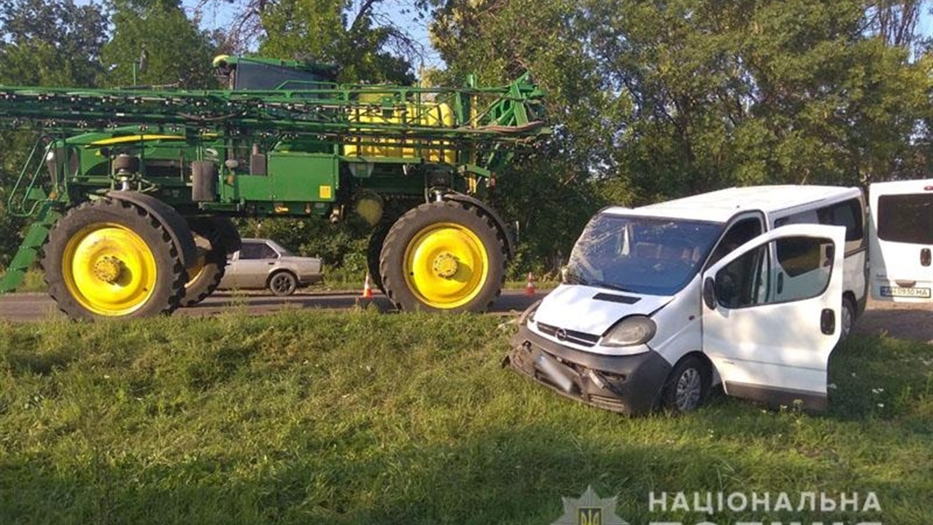 У Волноваському районі трактор зіштовхнувся з легковиком: травмовано 5 людей