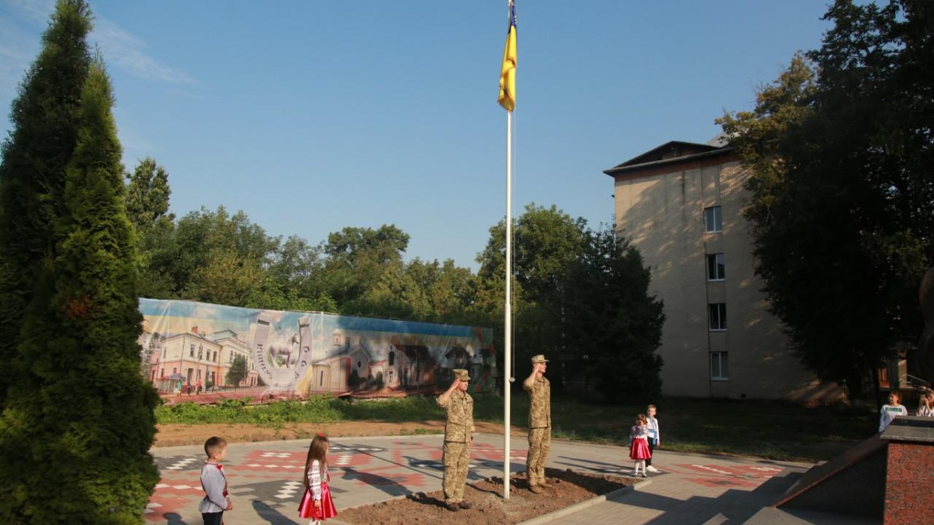 Як у Кіцмані урочисто підняли Державний Прапор — фото