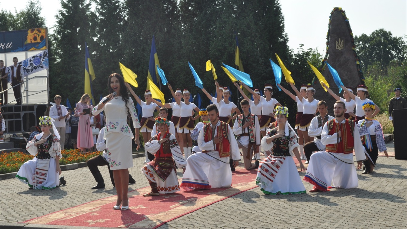 На бульварі Незалежності урочисто підняли Державний Прапор України