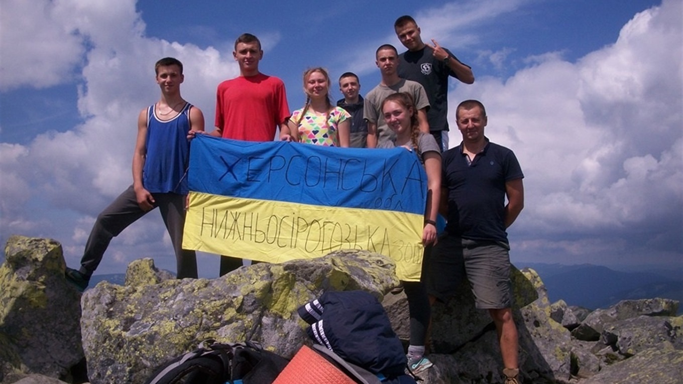 Учні і студенти з Сірогозщини підняли Державний Прапор на найвищих гірських вершинах України