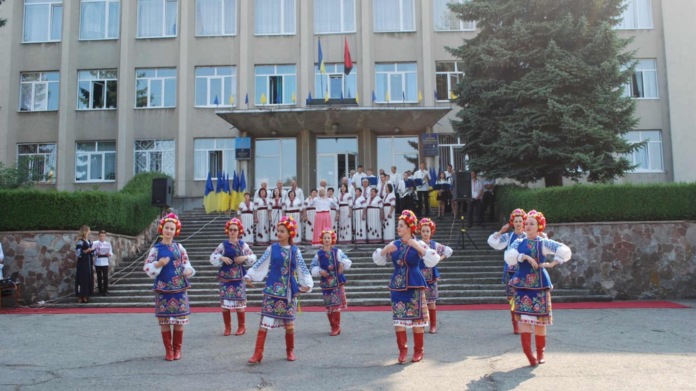 У Калуському районі урочисто підняли Державний Прапор