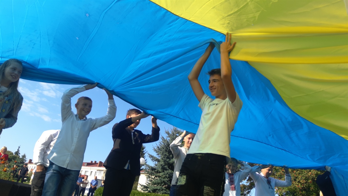 У Володимирці  День Прапора і День Незалежності України відзначили маршем, нагородами і автопробігом