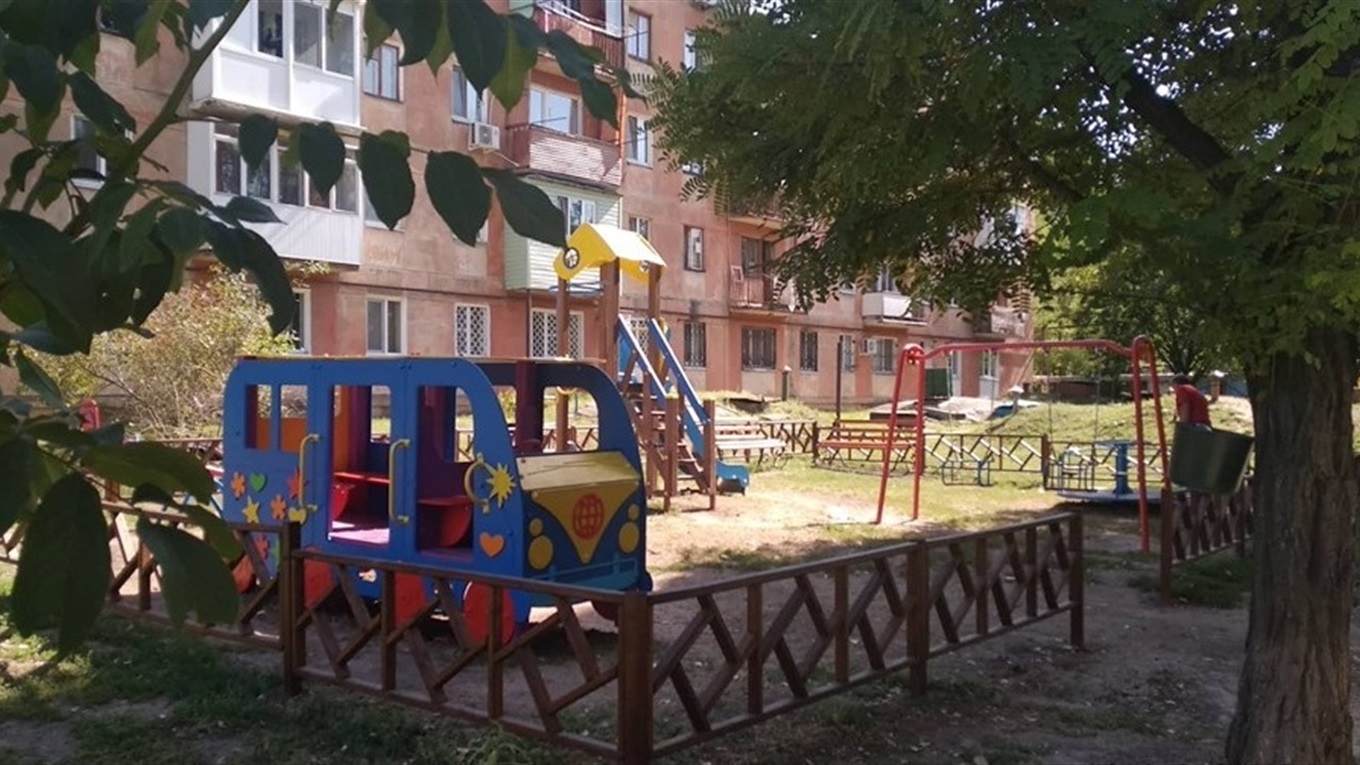 У місті Курахове збільшилась кількість дитячих майданчиків та мультикомплексів