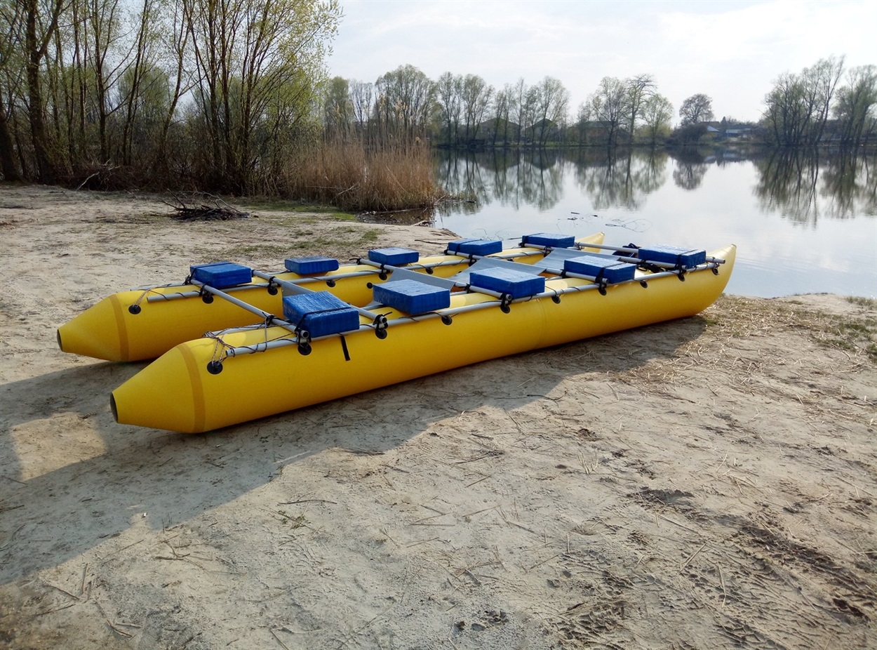 Таким катамараном подорожувати весело і комфортно