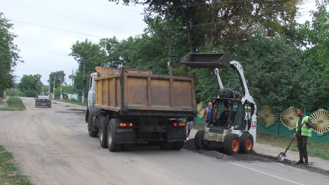 У Великих Пріцьках розпочато ремонт центральної дороги