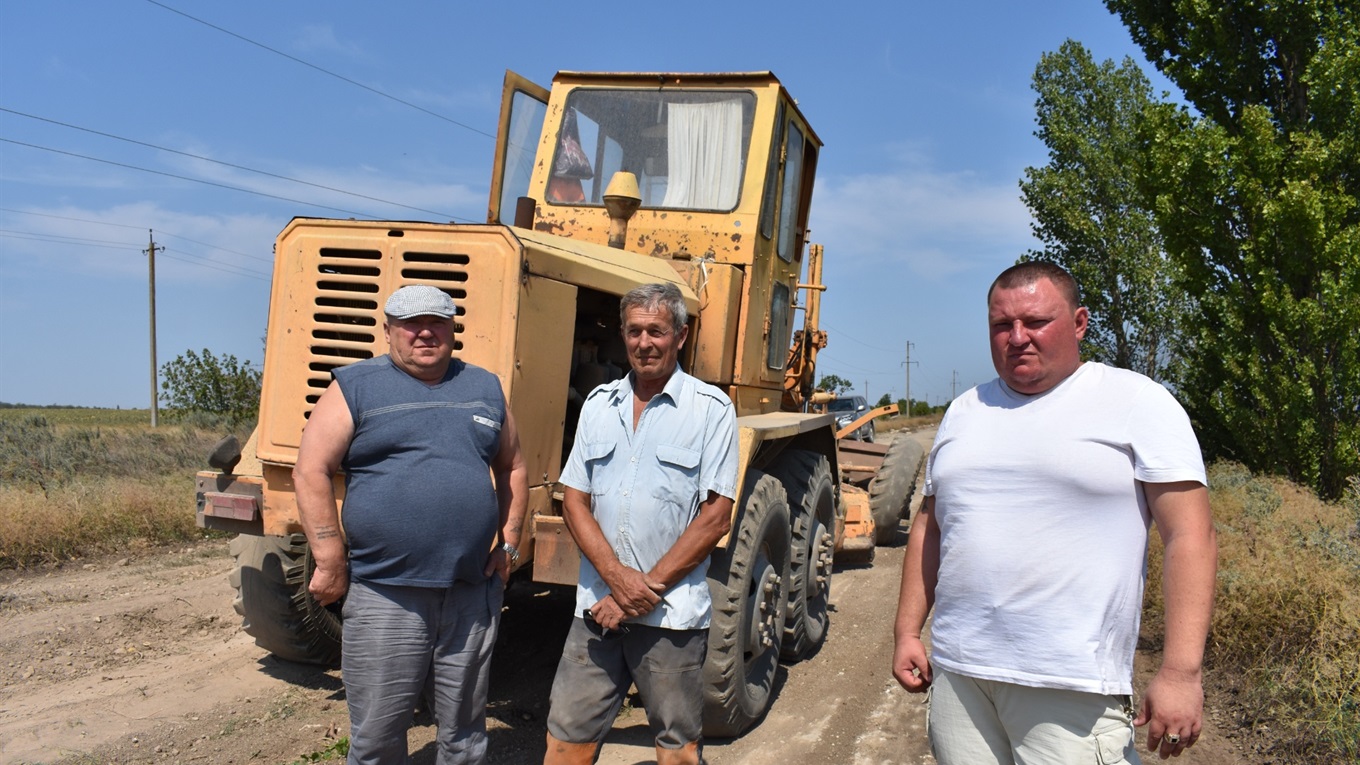 Проблемну ділянку дороги на Сірогозщині ремонтують два фермерських господарства 