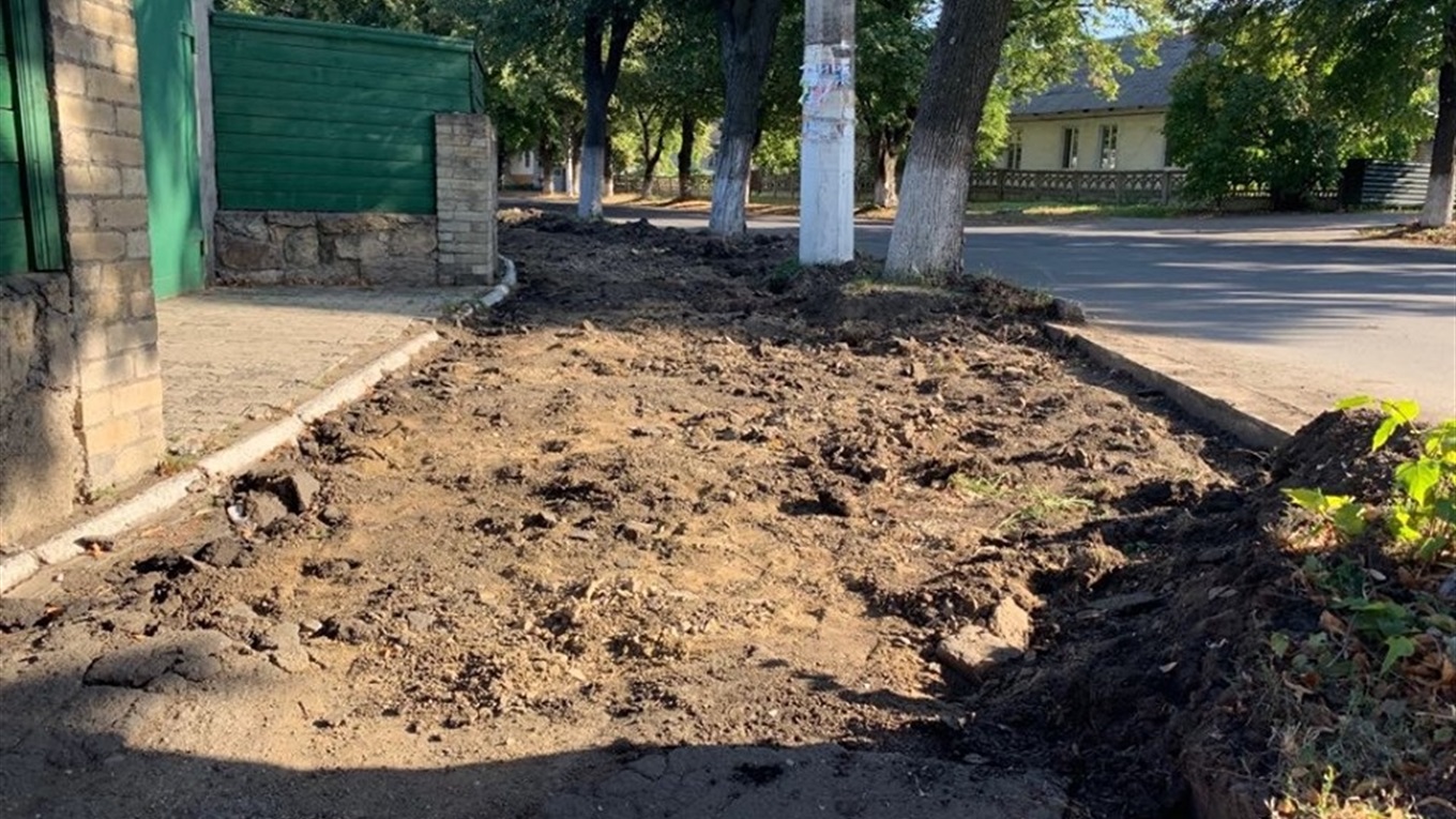 На вулиці Центральній у Волновасі демонтують тротуар