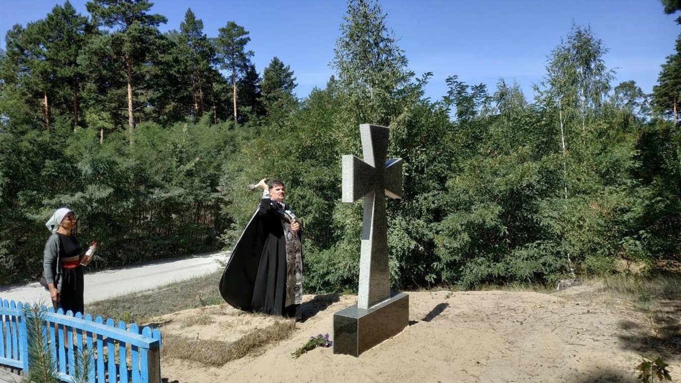 На могилі повстанців встановили козацький хрест