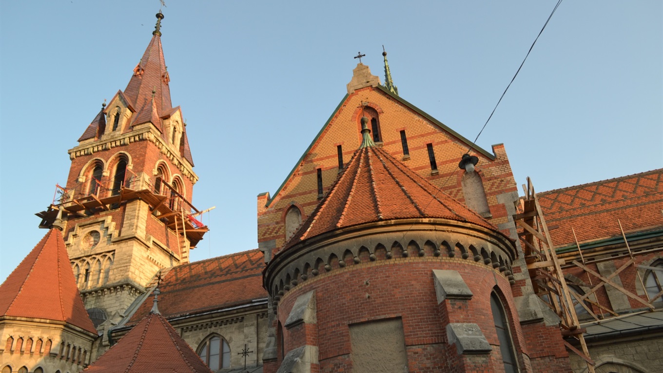 Навіщо головна вежа костелу в Чорткові наприкінці серпня убралася в осінню позолоту