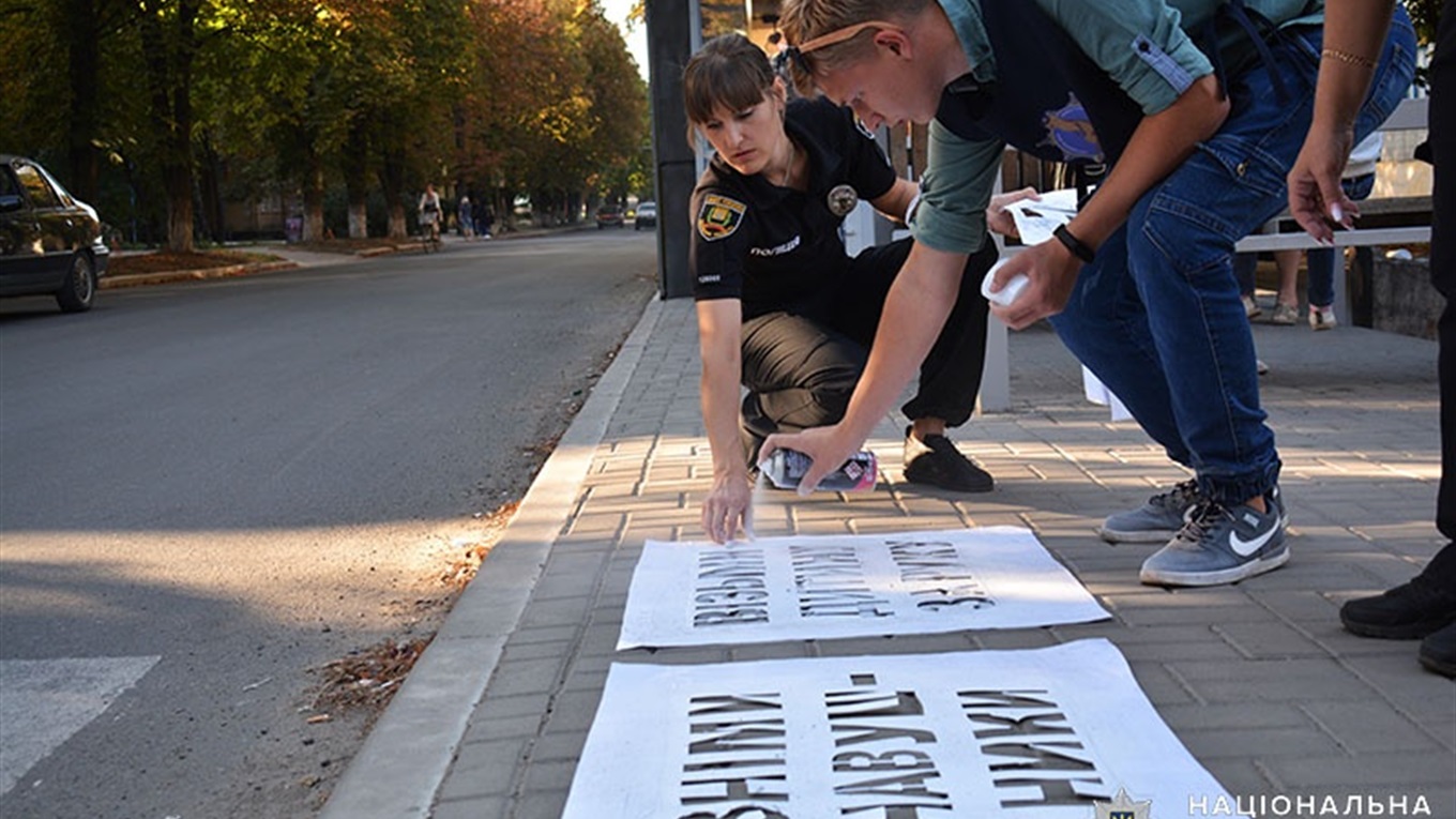 Волноваські поліцейські провели соціальну акцію з попередження дорожньо-транспортних пригод