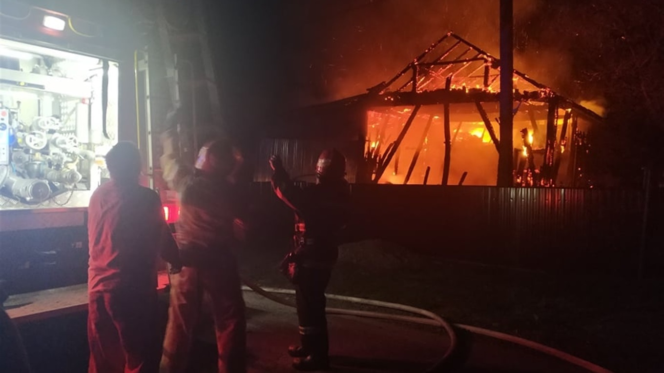 У Лашківці згоріла господарська будівля — фото, відео
