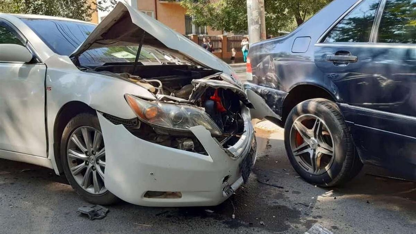 В Измаиле на перекрёстке столкнулись Toyota и Mercedes, есть пострадавшая