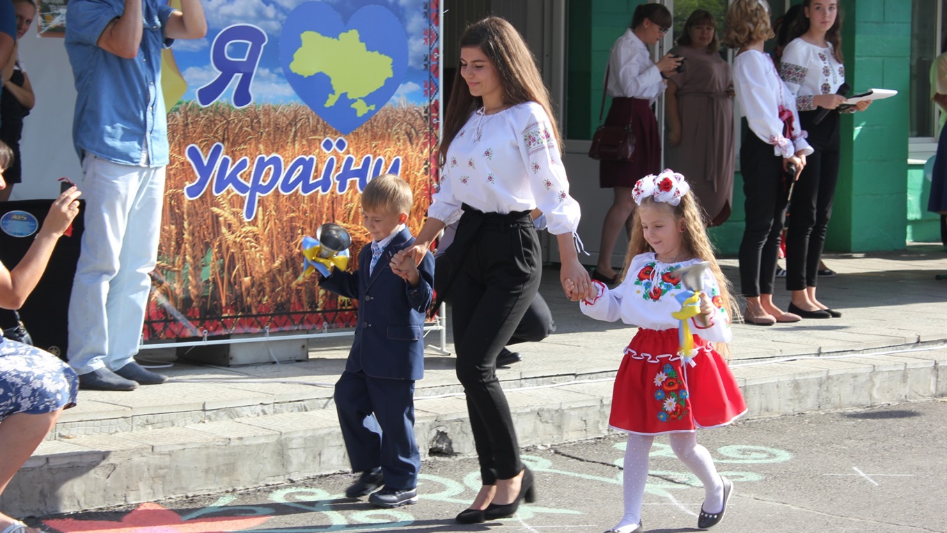 Квести, ігри та майстер-класи:  у Добропіллі нетрадиційно провели святкові лінійки