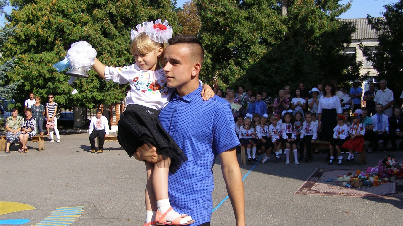 Школярів села Бурти привітали священник та професор