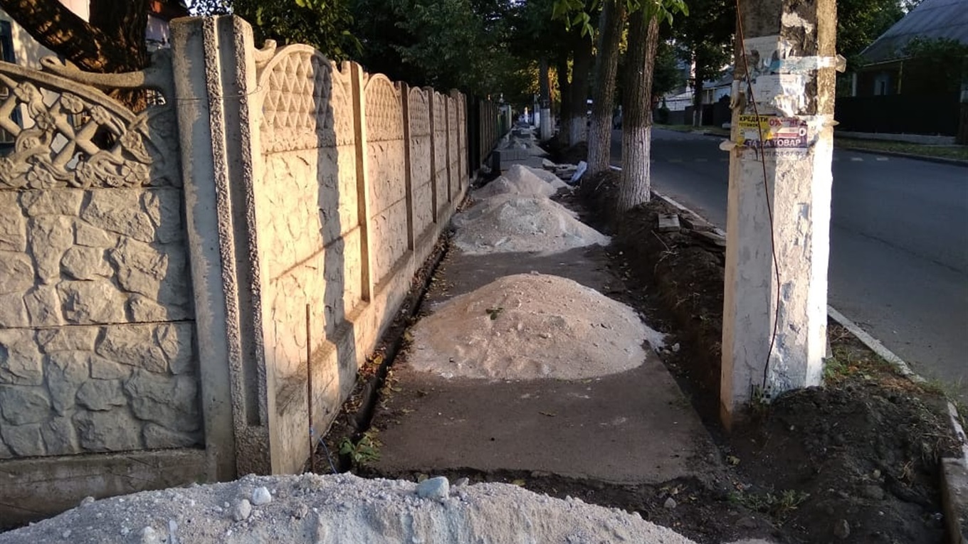 Чи можна класти тротуарну плитку на асфальт? Запитання від читача