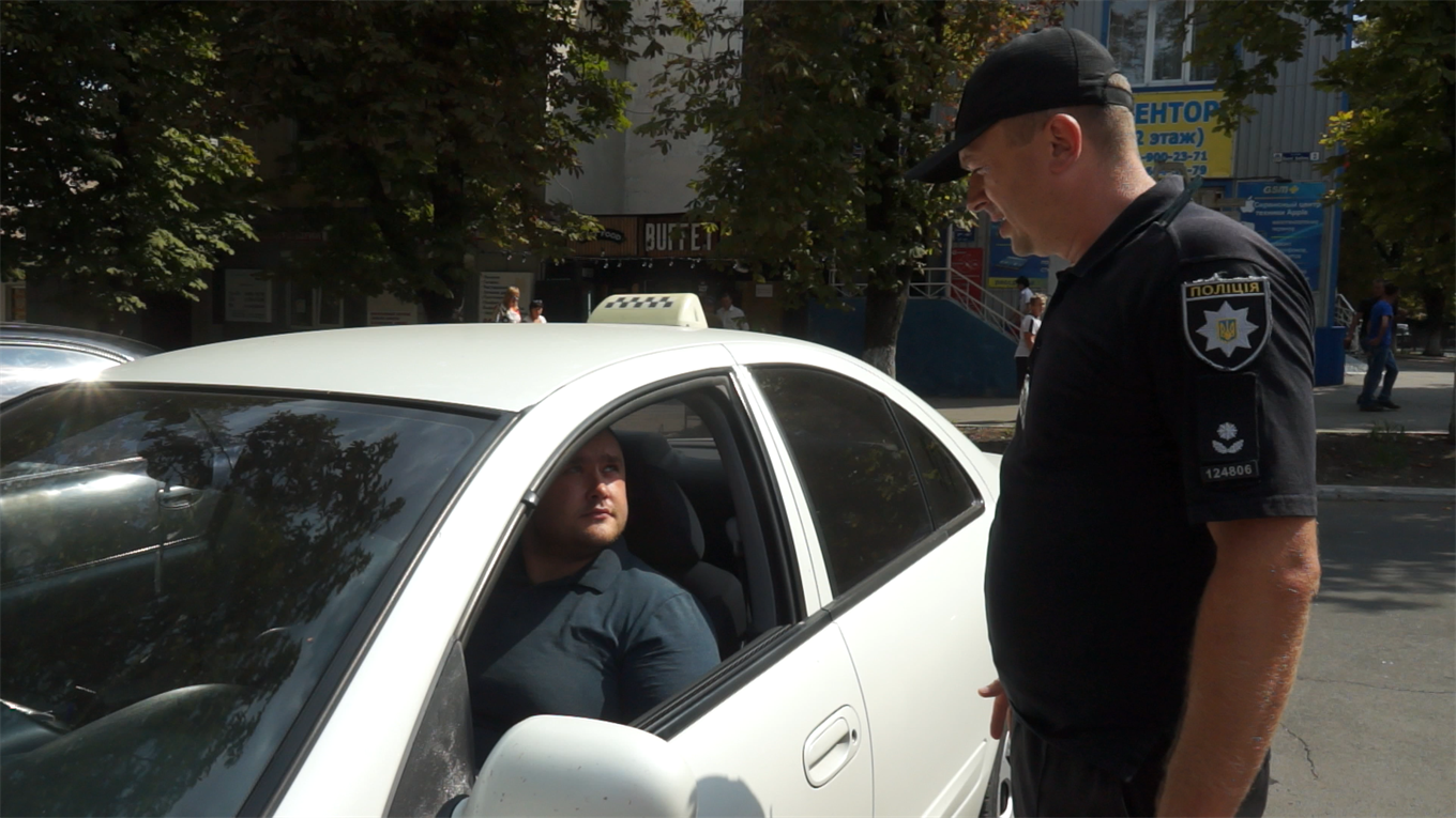 Як таксисти Волновахи ставляться до пропозиції поліцейських пройти алкотест 