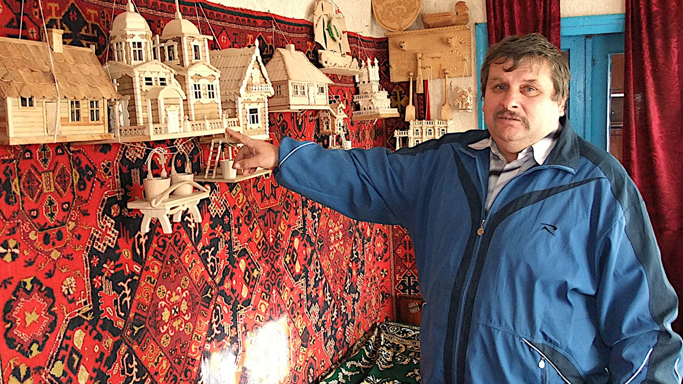 Микола Сьомка з Ліщинки знає, як “будувати” церкви й палаци зі шпону