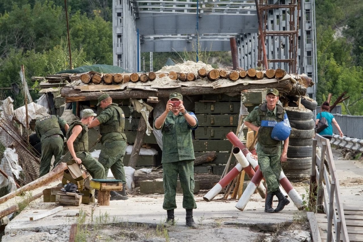 Боевики «ЛНР» наблюдают за украинскими военными