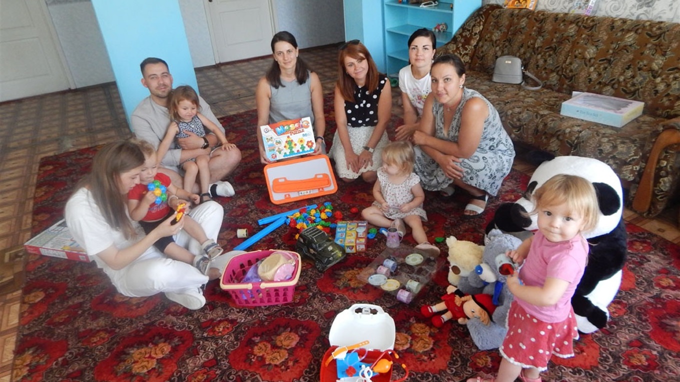 Іграшки замість квітів несли гості на весілля Андрія та Вікторії Рудевичів 