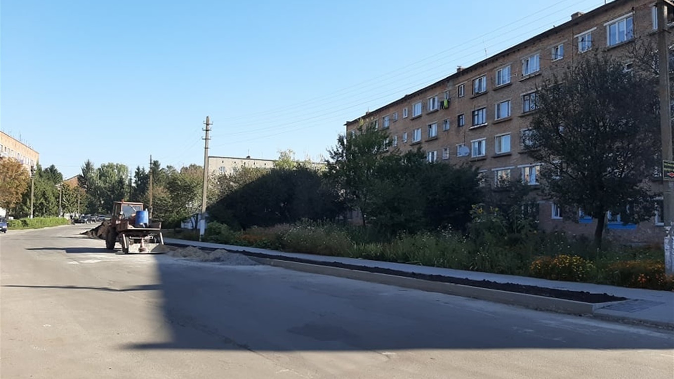 У Старокостянтинові по вулиці Прокоп'юка ремонтують тротуари