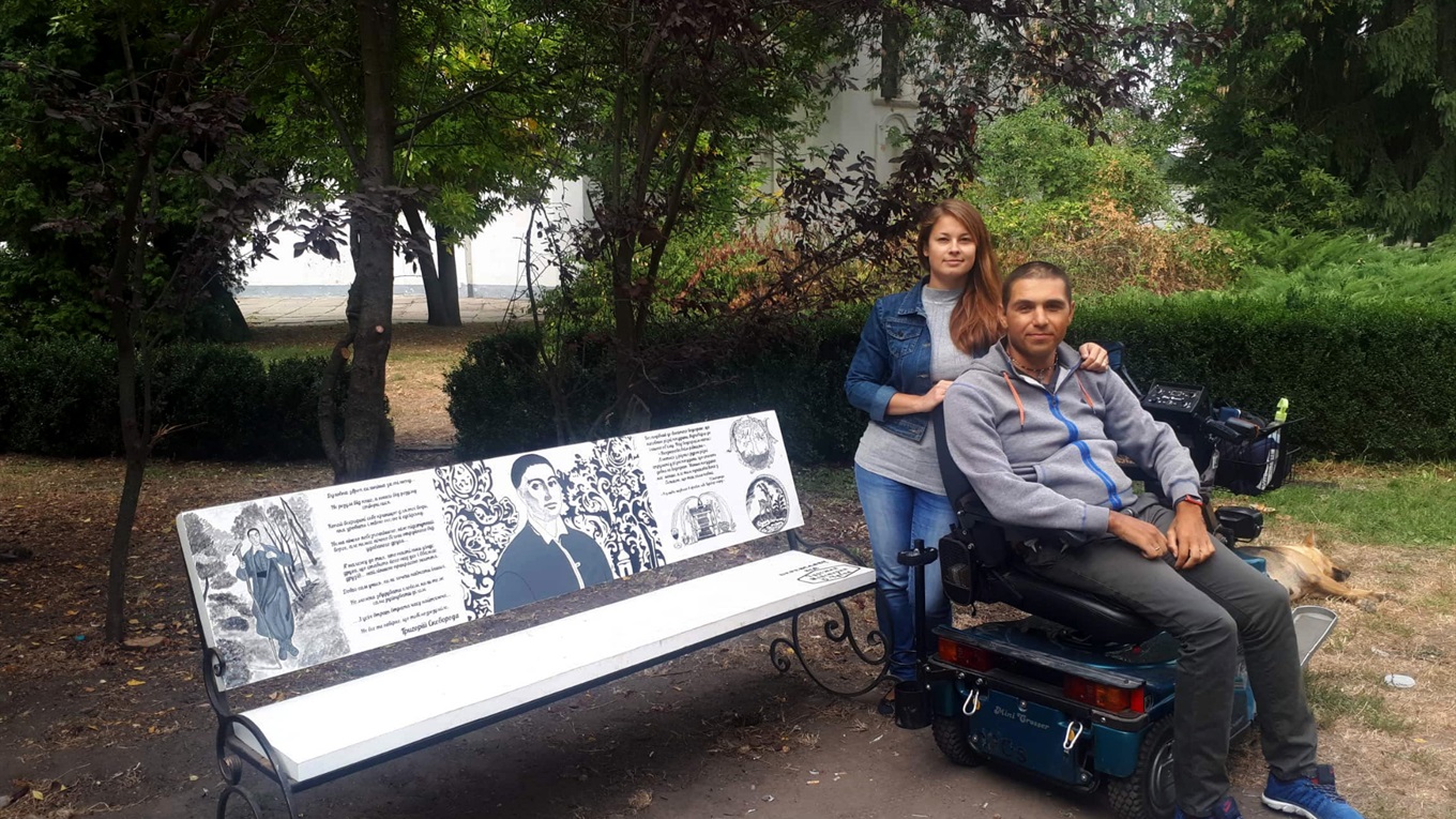 Подружжя Чубаїв реставрує лавки з міського скверу