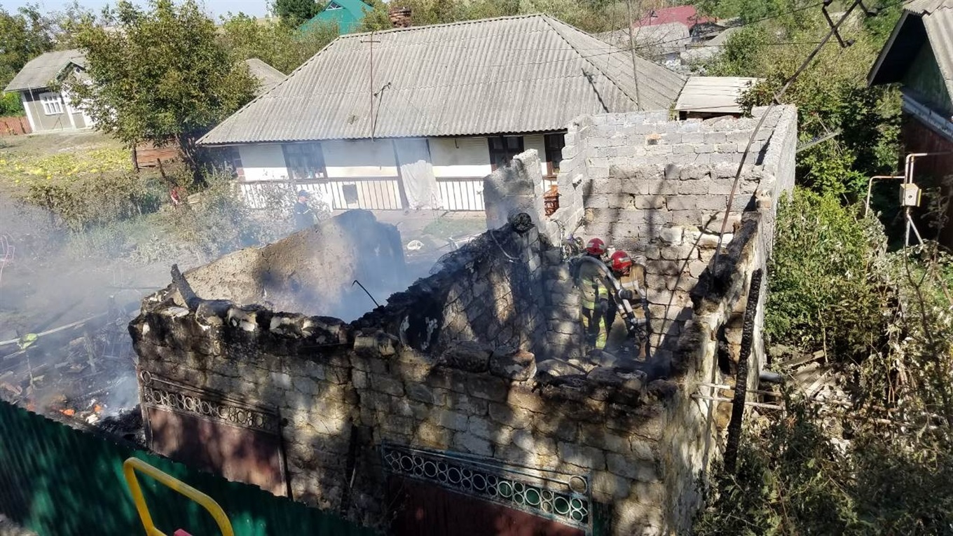 У Шишківцях згоріла літня кухня, від вогню врятували будинок