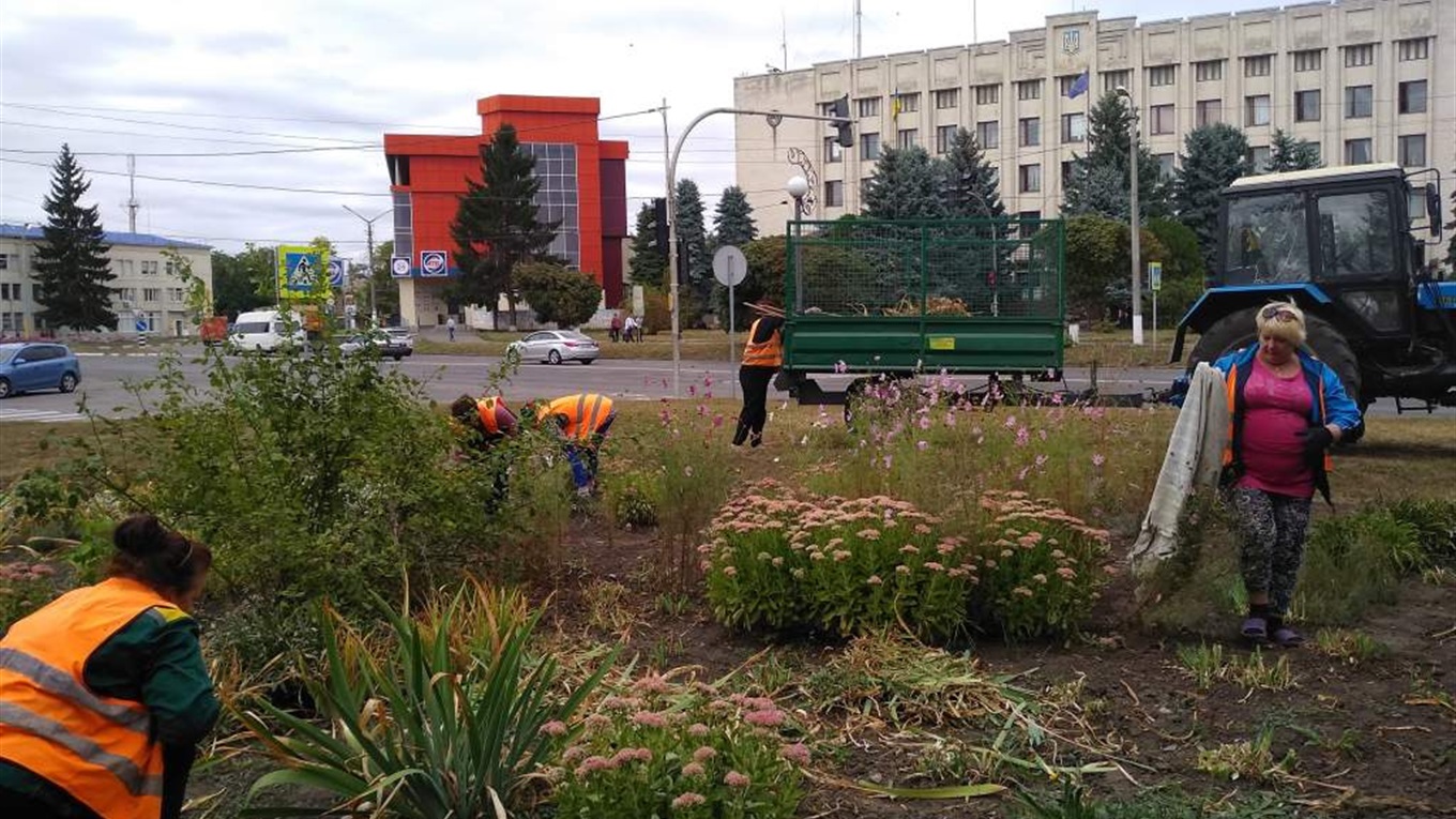 Із Кагарлицького парку щодня збирають і вивозять на звалище щонайменше 8 мішків сміття