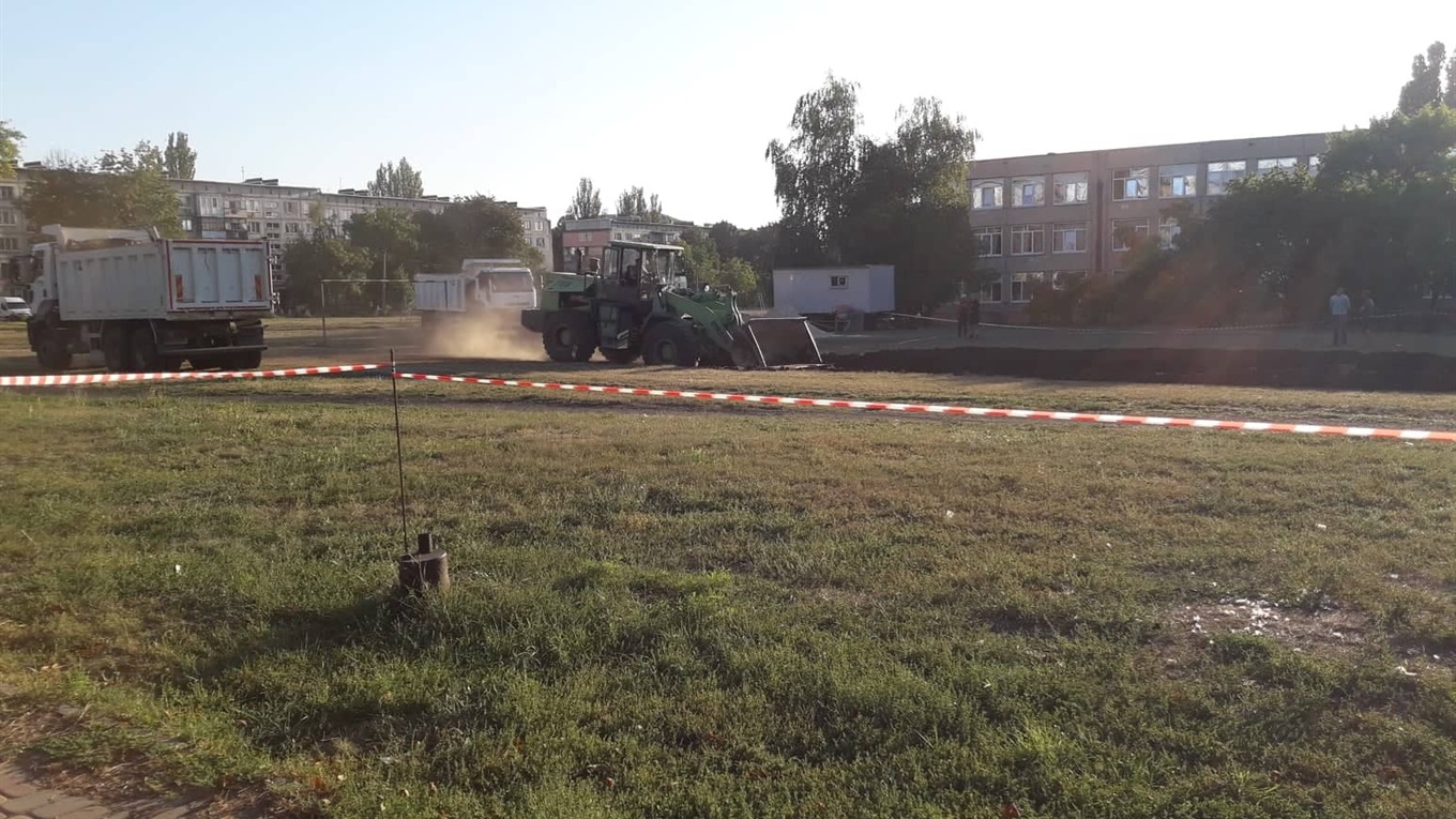 В Добропіллі почали будувати стадіон зі штучним  покриттям