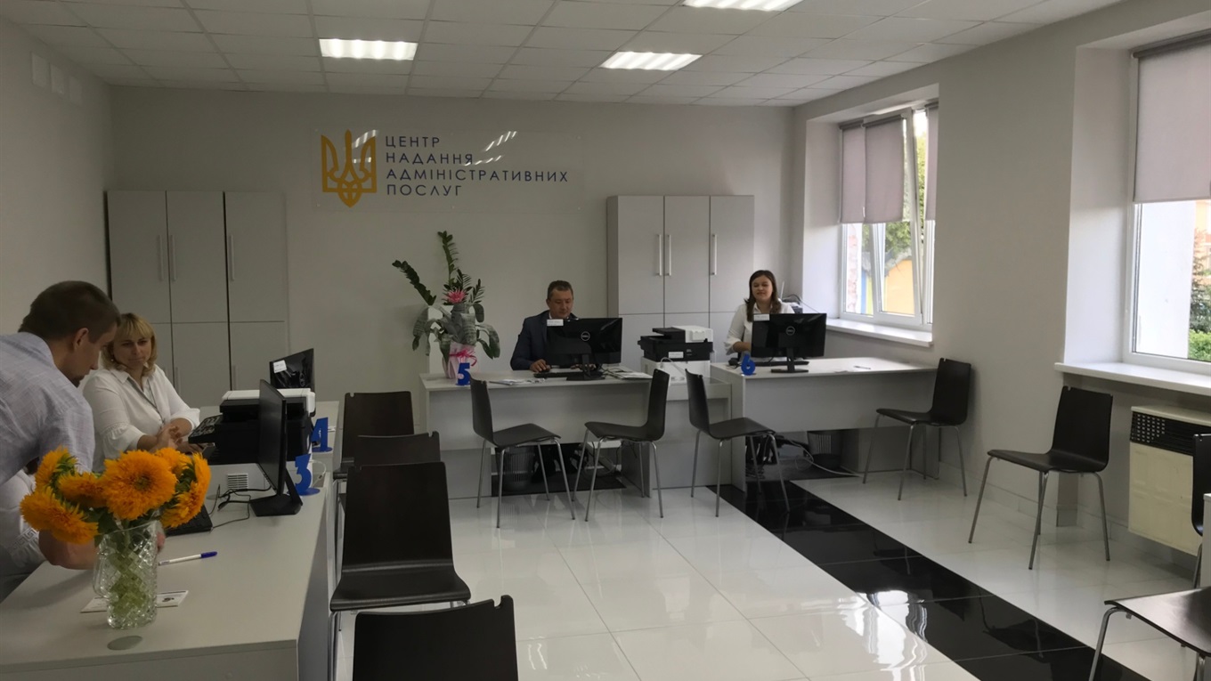Підслухано у ЦНАПі: що роблять та про що говорять у черзі за адмінпослугами