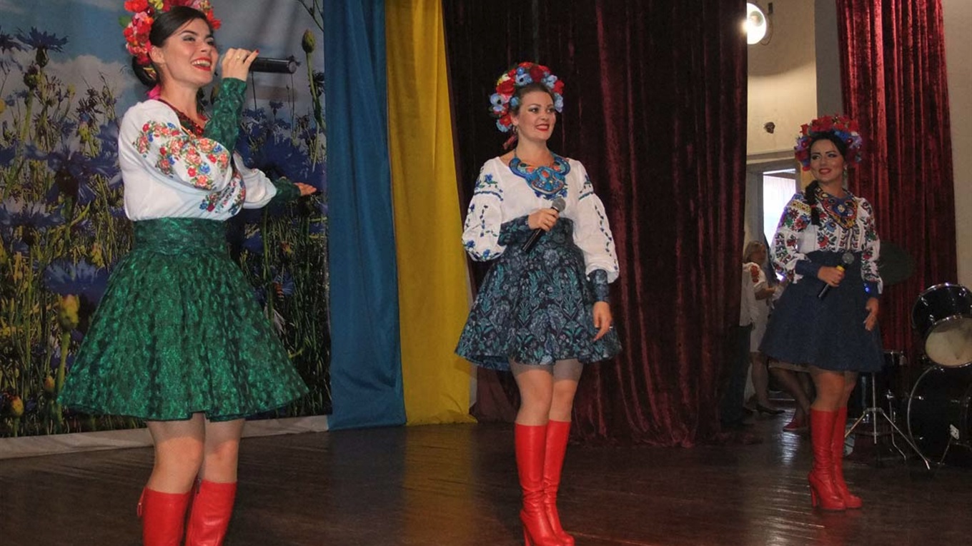 На День села у Стайках співав вокальний гурт “Червоні маки”, а ювілярам вручалися пам’ятні подарунки