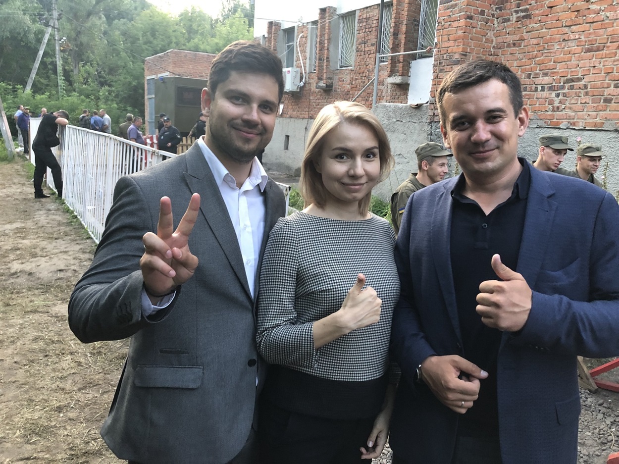Максим Зуєв біля ОВК в Корюківці
