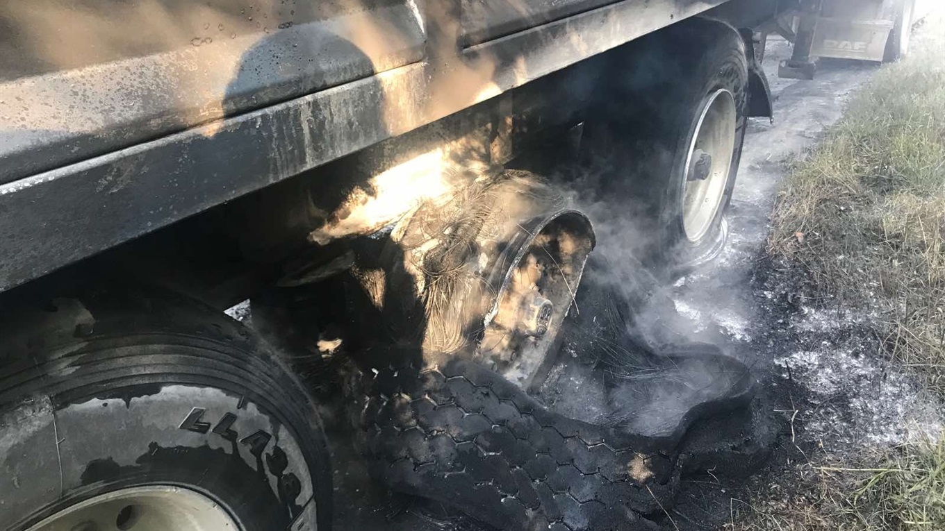 У Новому Киселеві загорівся причеп фури, бо колесо не витримало навантаження (фото)