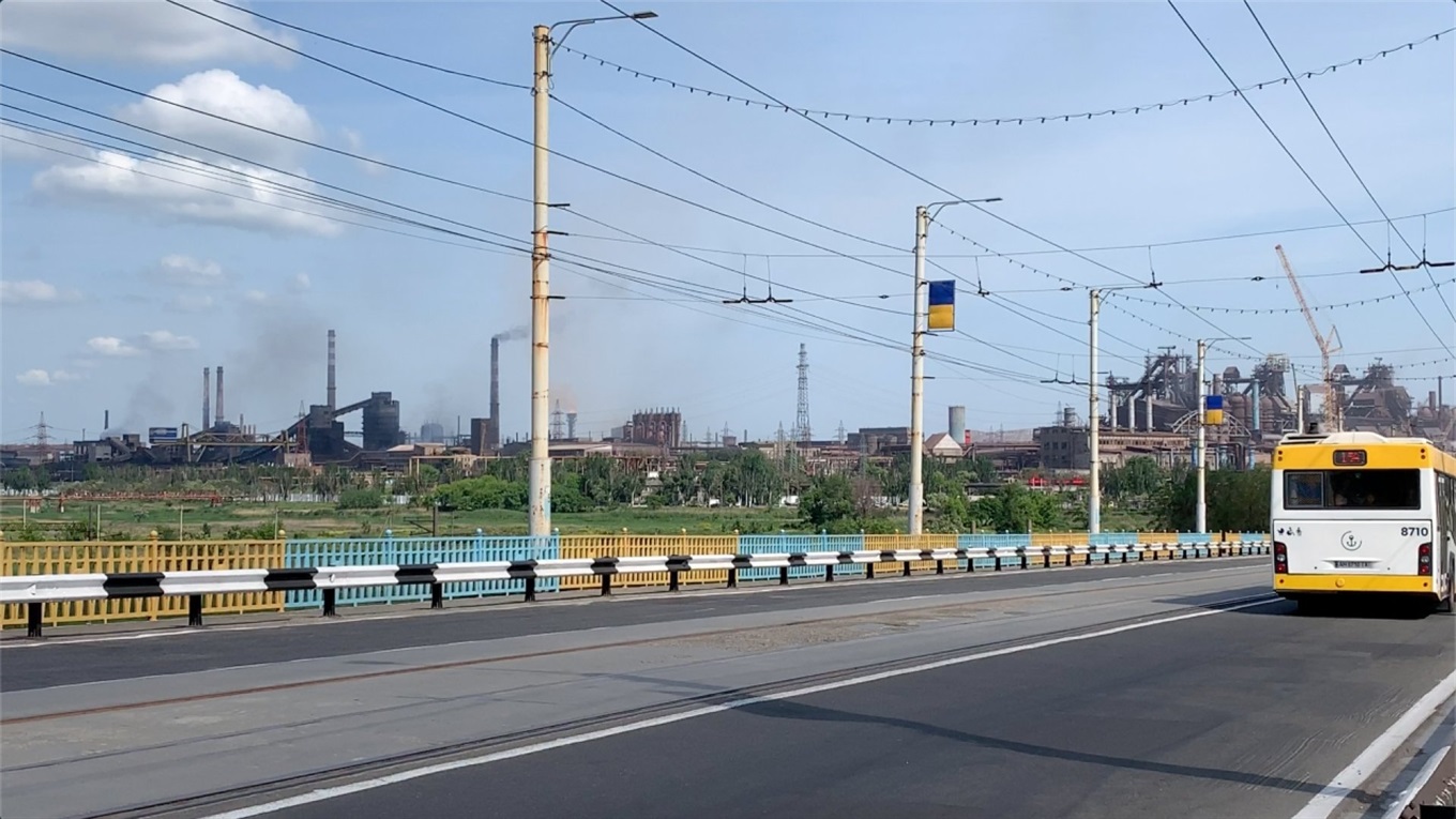 «Украинцы, ваши братья и сестры задыхаются в Мариуполе»: важное из колонки Питера Сантенелло на НВ
