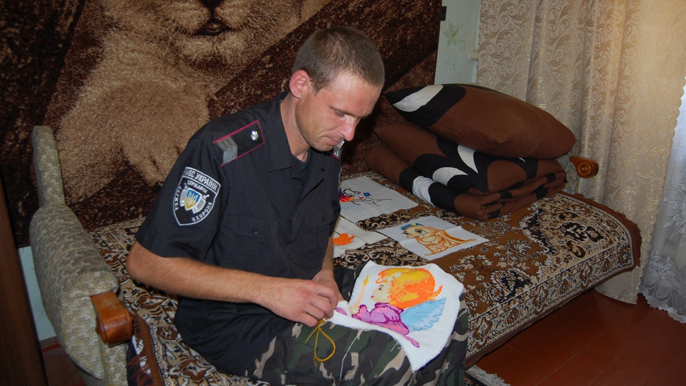 Поліцейський із Демівщини вишиває картини та ікони
