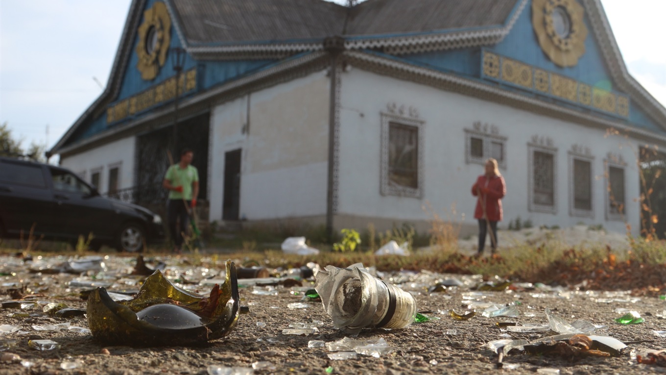 Добропільські активісти прибрали територію занедбаного кафе