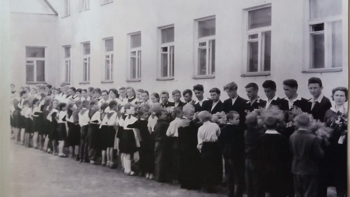 Білопільчанка Людмила Мішкіна просить  відгукнутися своїх однокласників 1960 року випуску