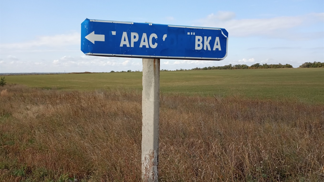  Занедбані хати та шикарні котеджі: як живе село переселенців на Донеччині
