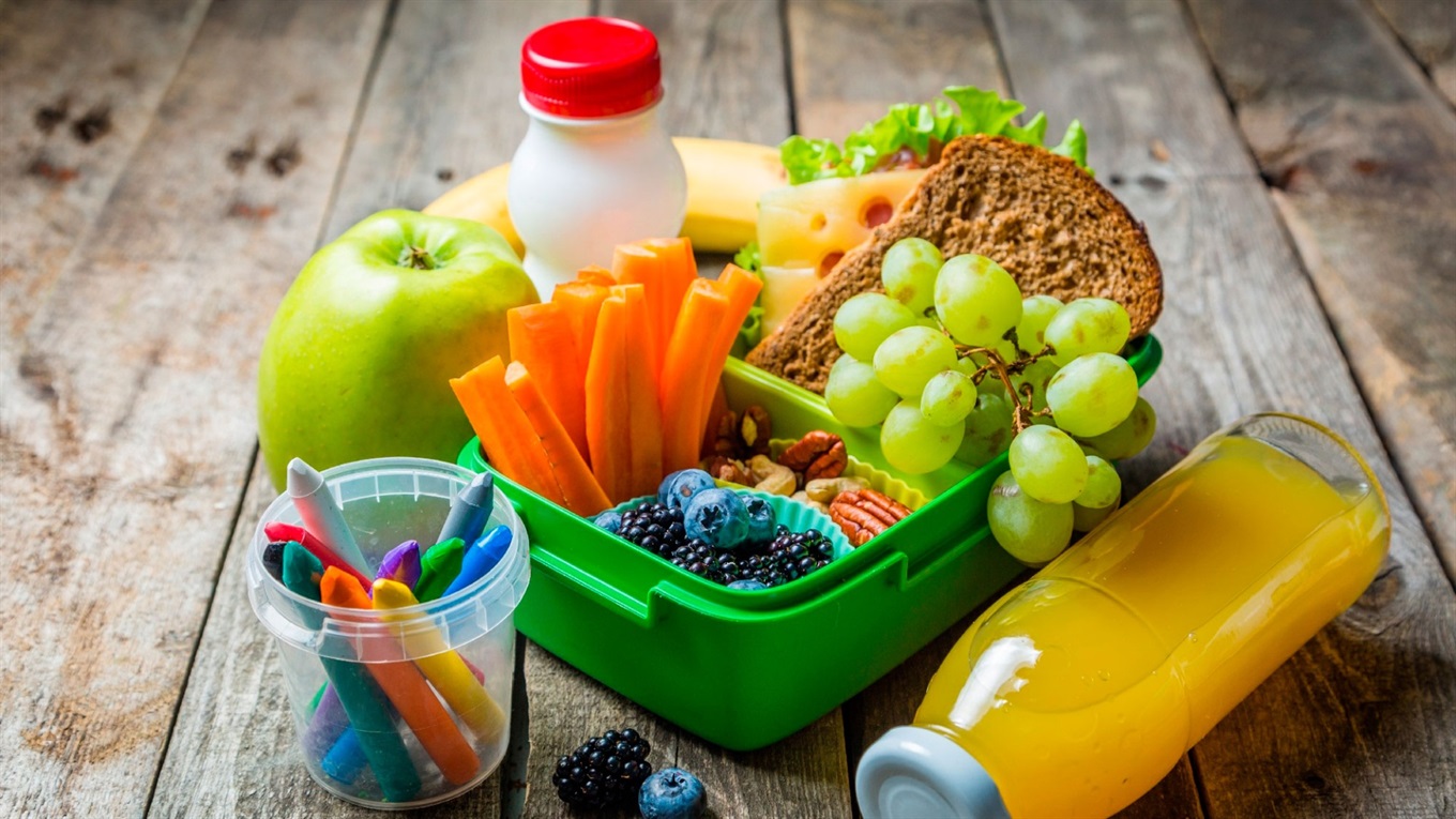 Збираємо ланч-бокс: що дати дитині з собою в школу. Поради сімейного лікаря