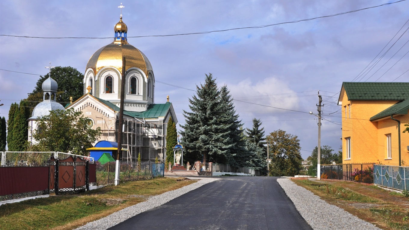 Село Ромашівка славне новенькими вулицями, довгожителькою і чотирма цвинтарями