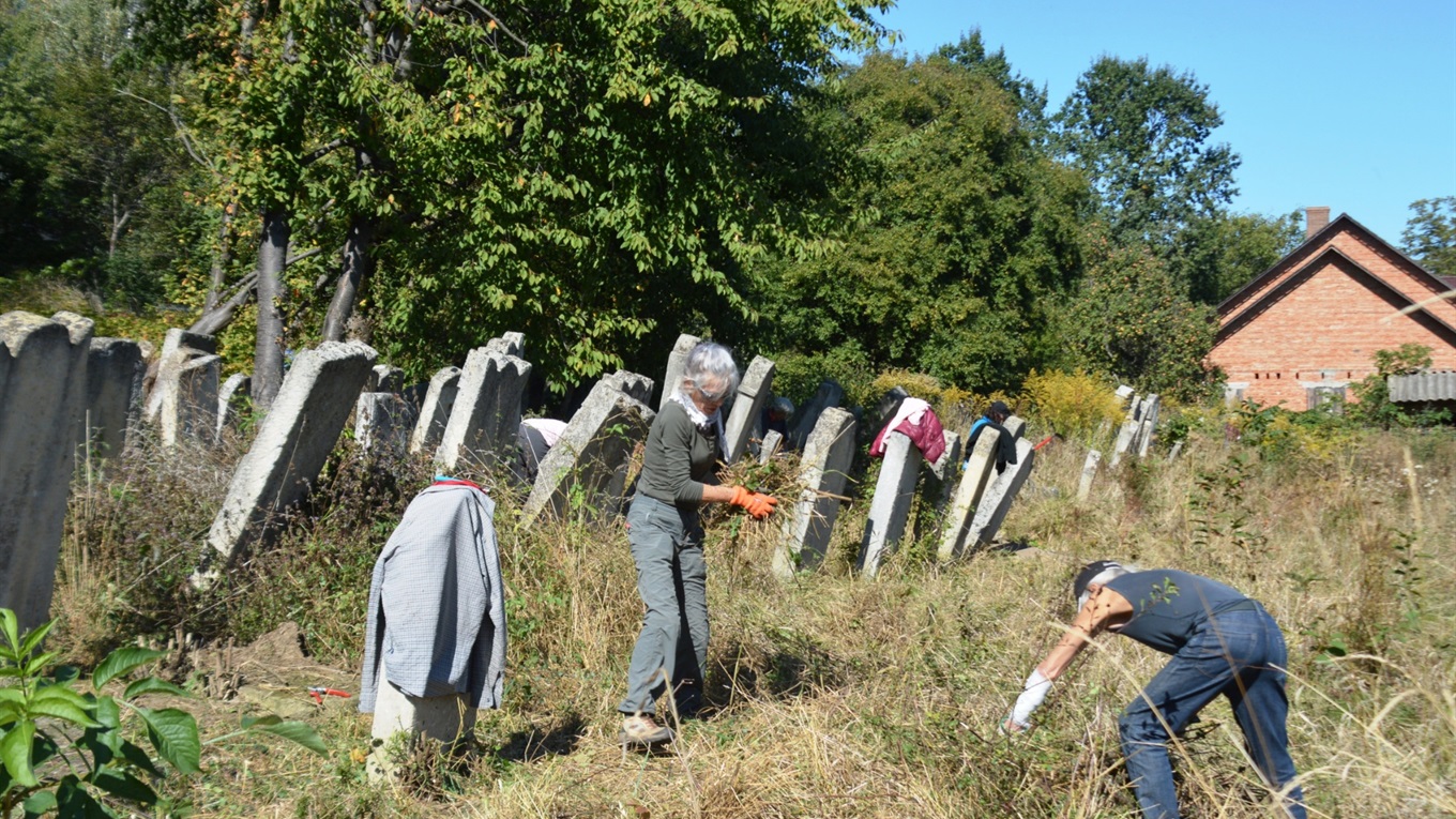 Волонтери з Німеччини впорядковували єврейський цвинтар у Кіцмані