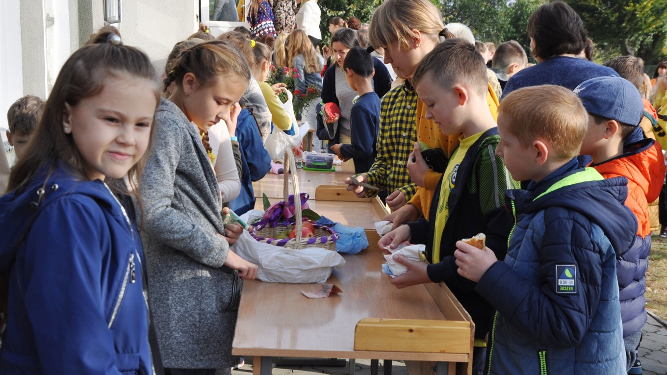 Чортківська гімназія влаштувала ярмарок для збору коштів на лікування онкохворої випускниці