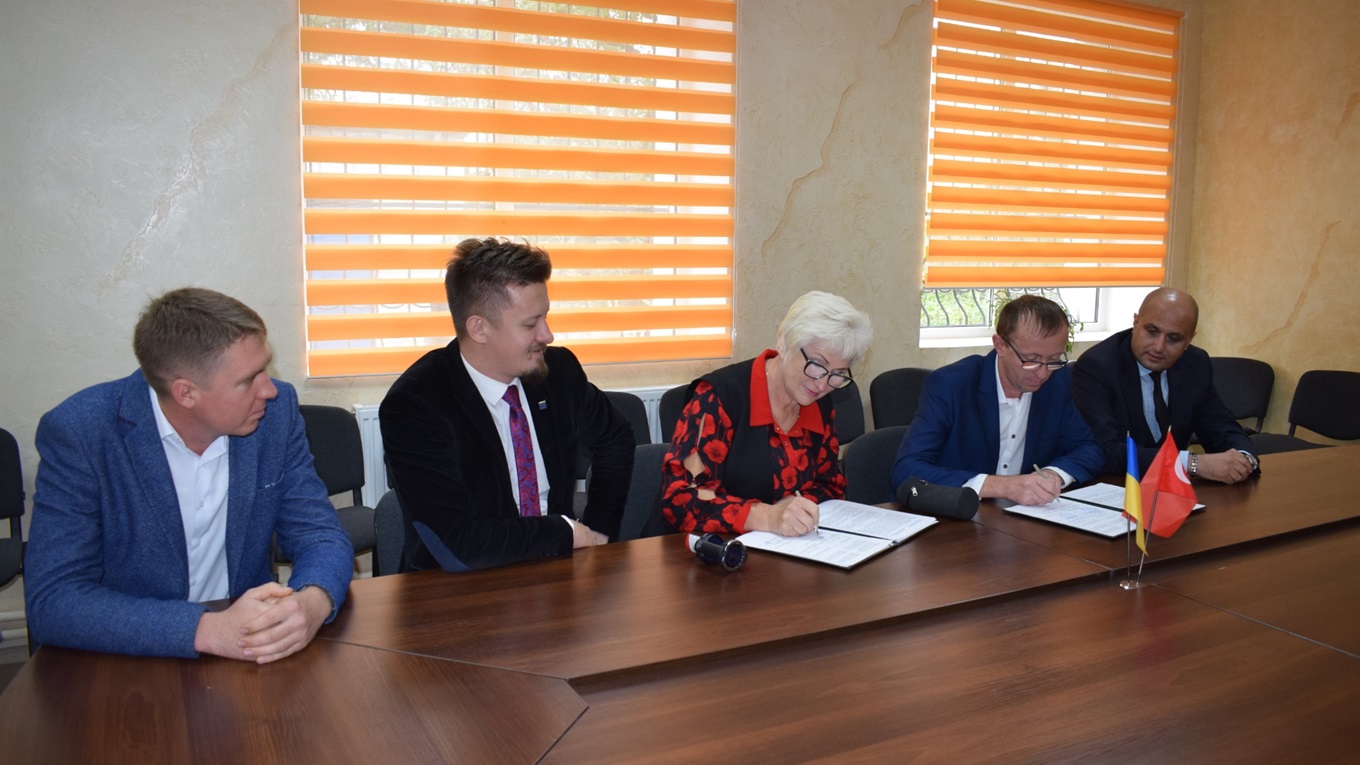 Підписали меморандум: У Брониківській ОТГ турецька компанія збудує першу сонячну електростанцію