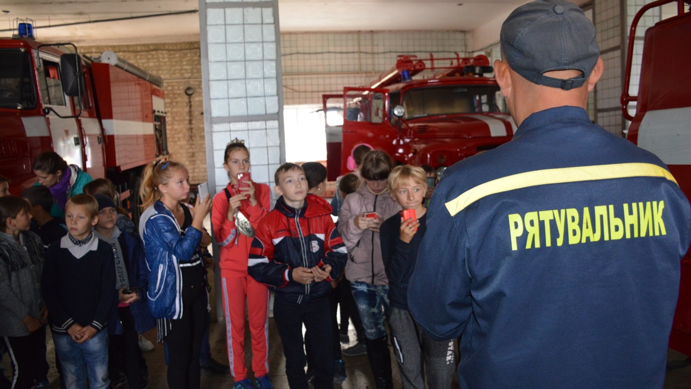 Учні Гончарівської школи Сватівського району побували у пожежній частині: що вони там бачили