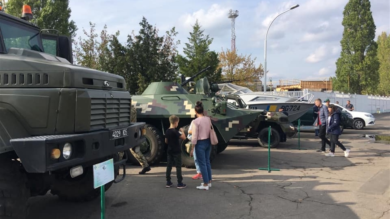 Выставка военной техники и картин «в реале» - ко Дню города 