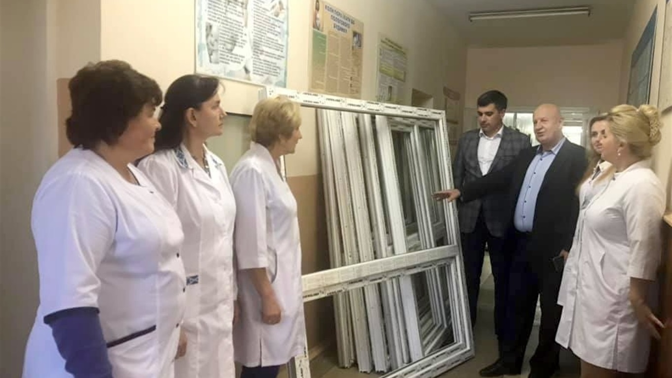 У Кіцманській райлікарні встановлюють енергозберігаючі вікна