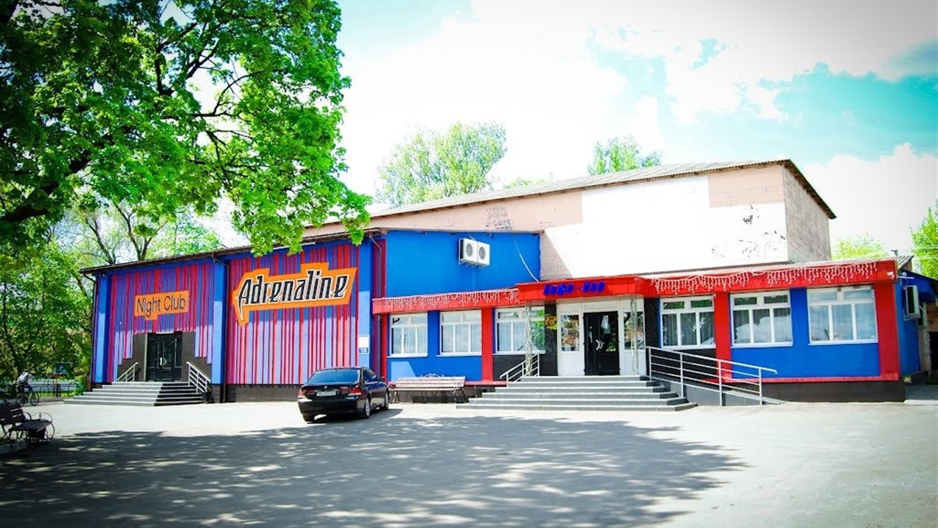 Запальні вечірки, кінопрем’єри і страви світової кухні: чим дивує розважальний заклад "Adrenaline"